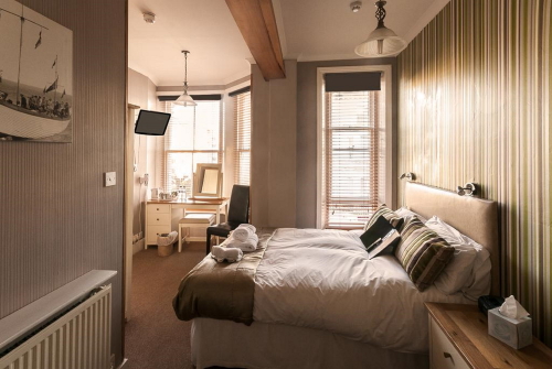 A cozy single hotel room